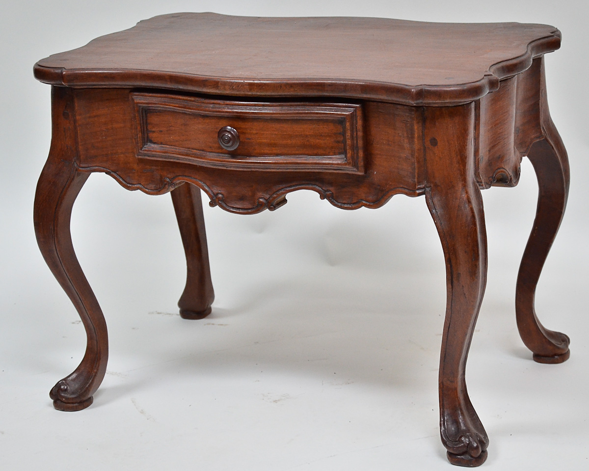 Mesa auxiliar de madeira nobre com 1 gaveta, saia recortada, med. 62...