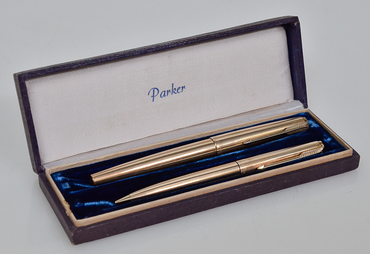 Conjunto de canetas esferográfica e tinteiro, PARKER, dourada.