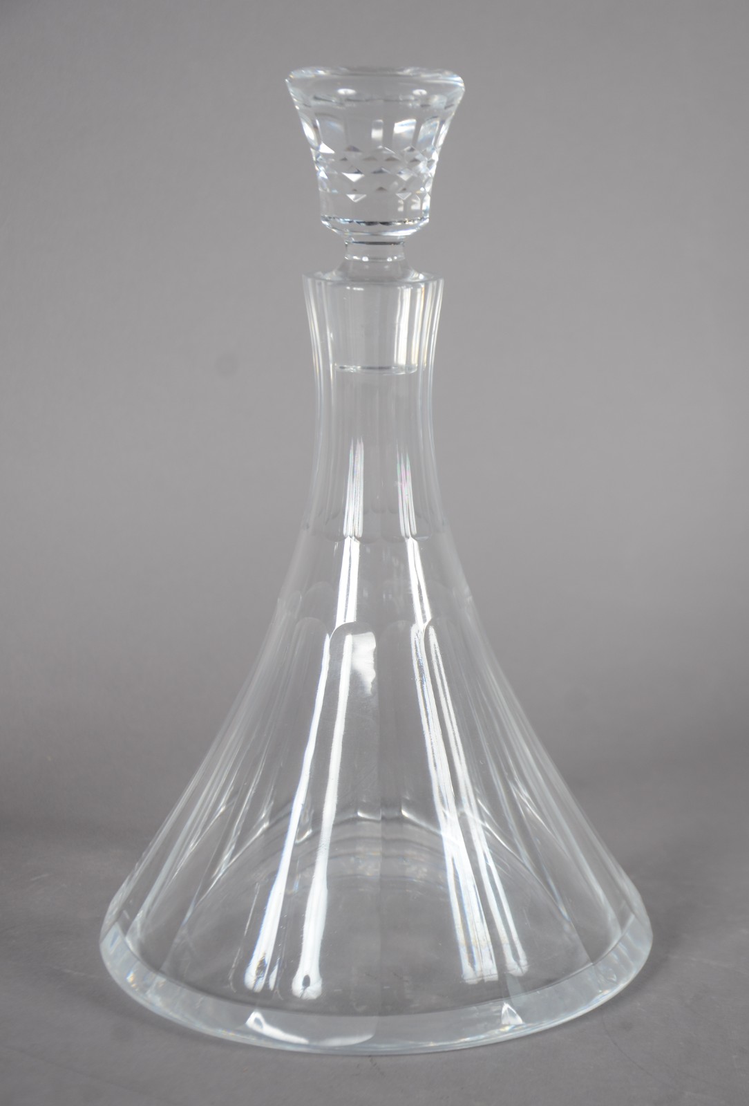 Captain Decanter de cristal europeu facetado. - foto 1 de 5