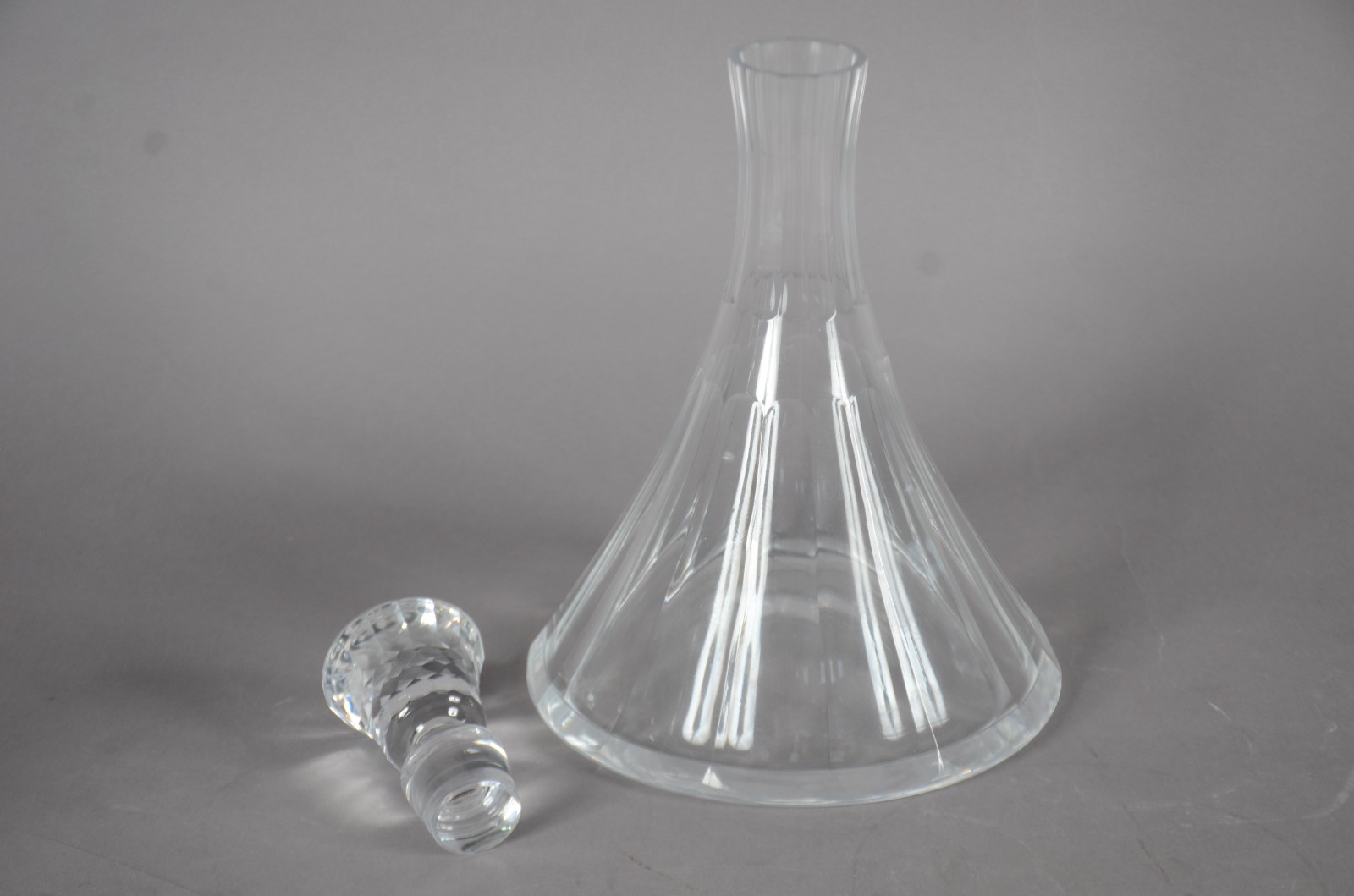 Captain Decanter de cristal europeu facetado. - foto 4 de 5