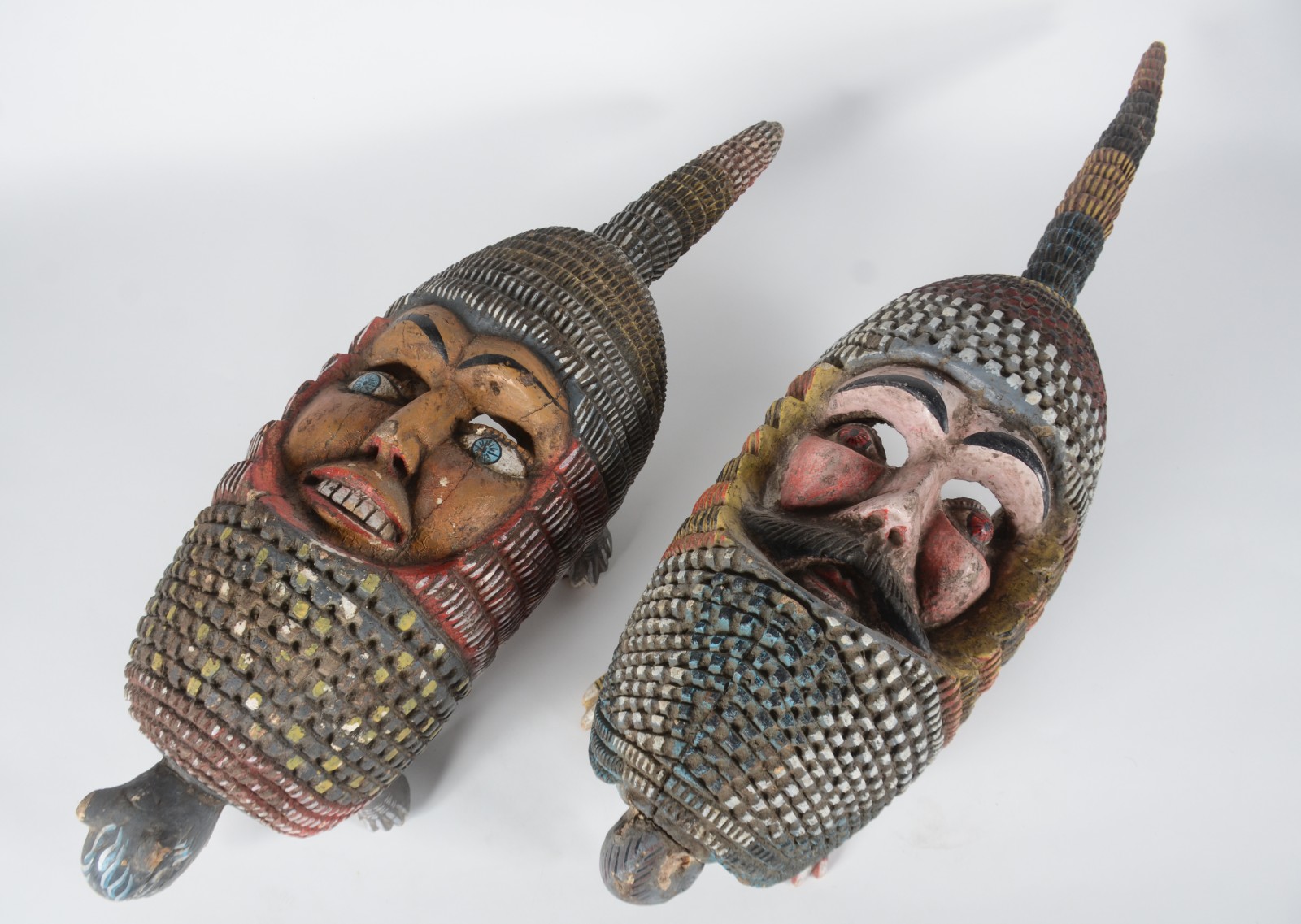 Duas máscaras mexicanas de madeira entalhada e policromada na forma... - foto 2 de 11