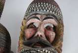 Duas máscaras mexicanas de madeira entalhada e ... - Duas máscaras mexicanas de madeira entalhada e policromada na forma de animais. Pequenos quebrados e pé faltante, desgastes.