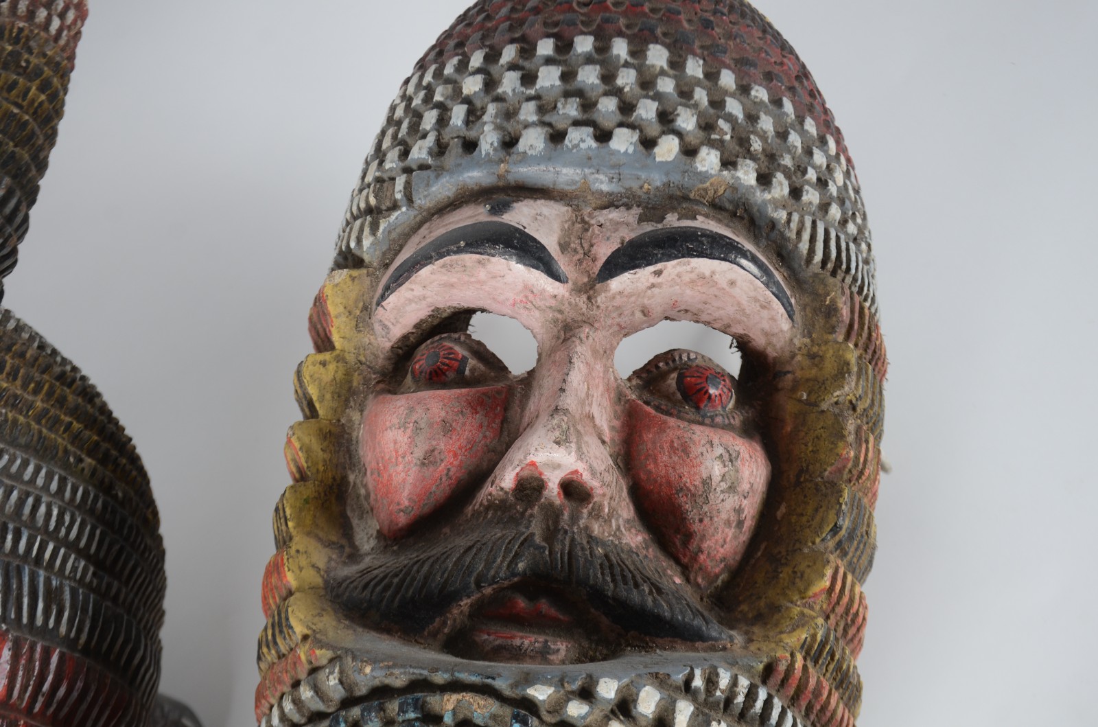 Duas máscaras mexicanas de madeira entalhada e policromada na forma... - foto 4 de 11