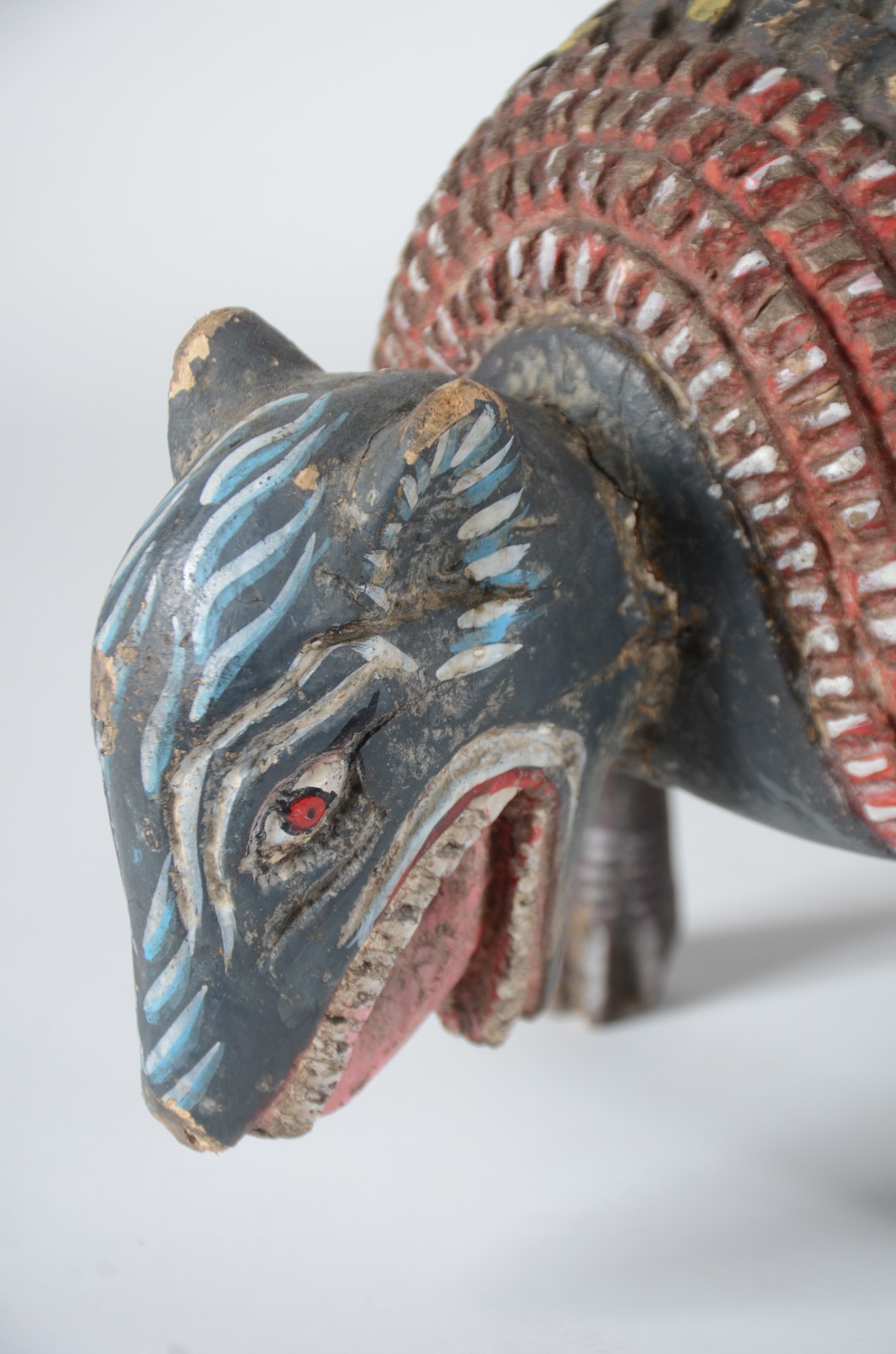 Duas máscaras mexicanas de madeira entalhada e policromada na forma... - foto 5 de 11
