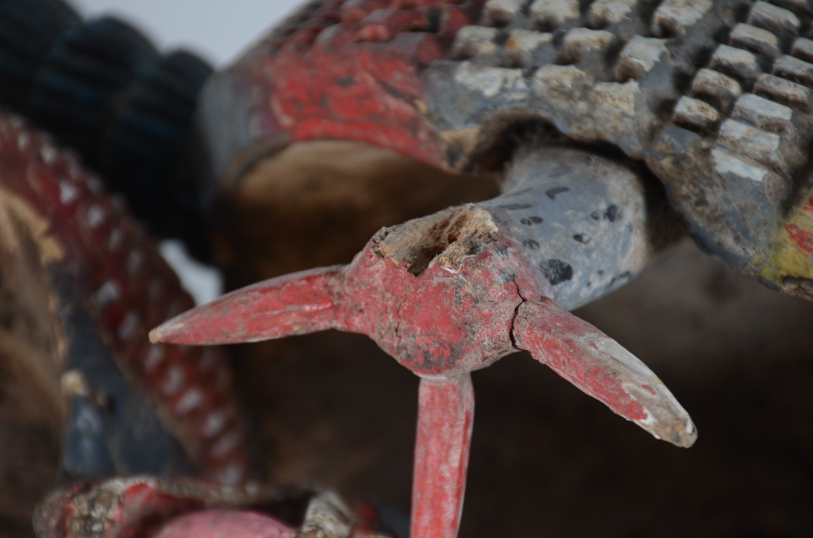 Duas máscaras mexicanas de madeira entalhada e policromada na forma... - foto 11 de 11