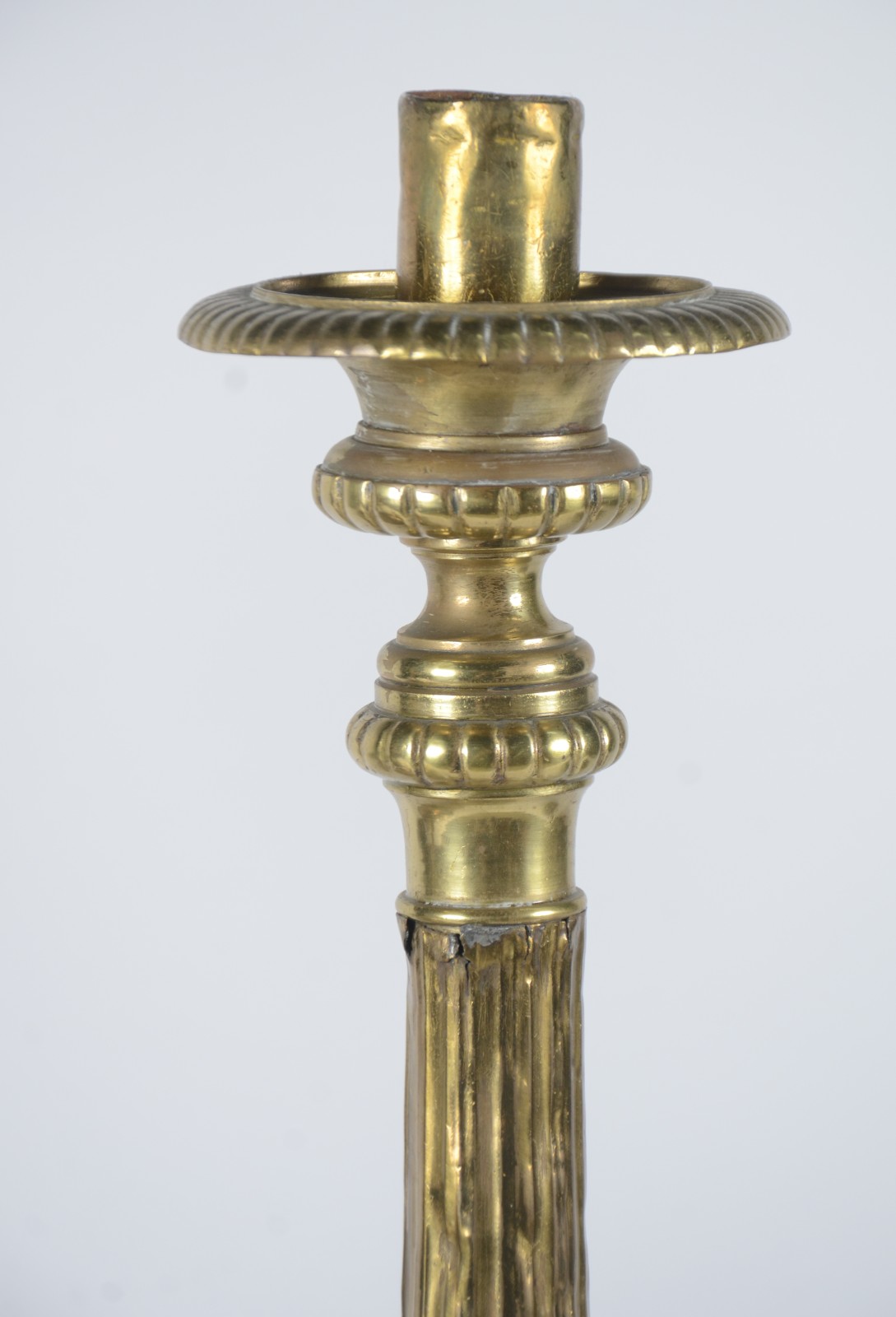 Tres peças de metal dourado, sendo par de castiçais tocheiros sacros... - foto 4 de 11