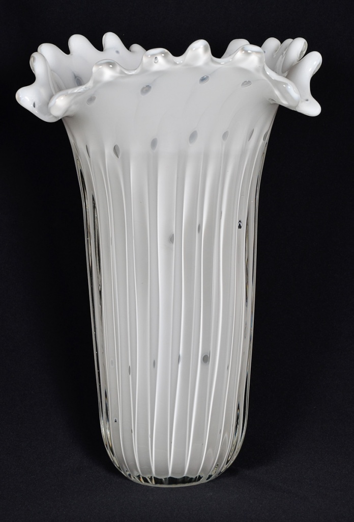 Vaso de murano canelado na cor branca, alt. 38 cm.