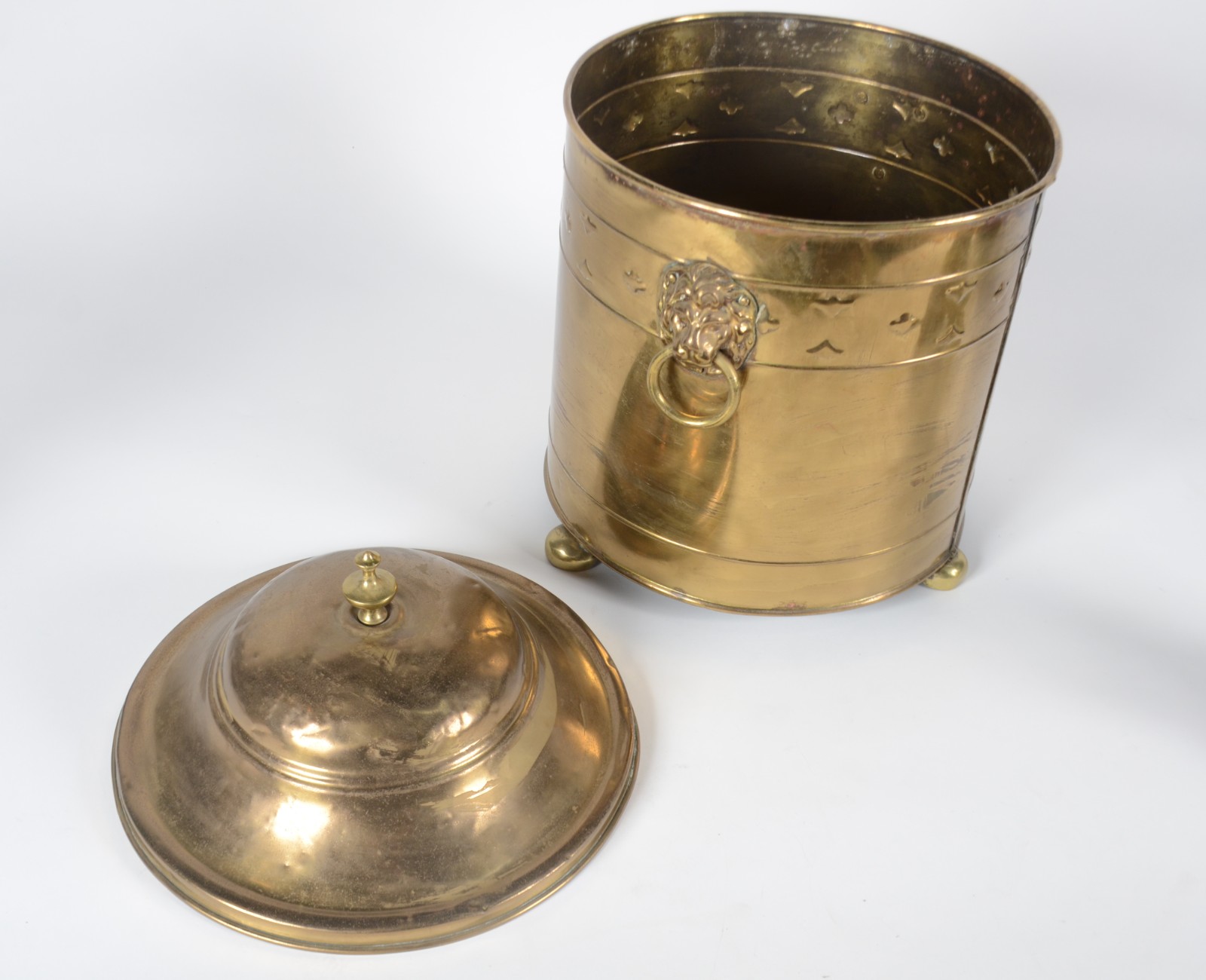 Tres peças de metal dourado, sendo par de castiçais tocheiros sacros... - foto 9 de 11