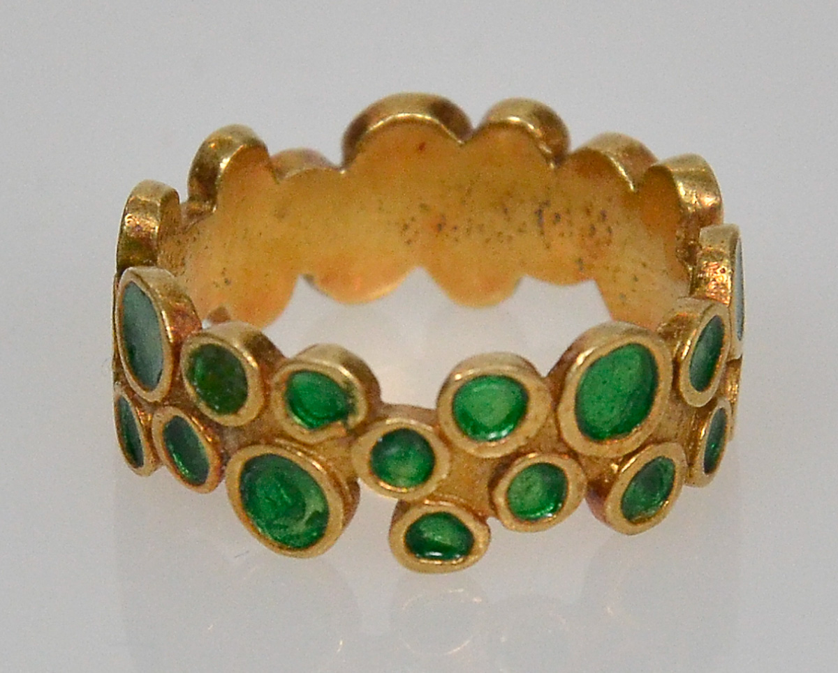 Anel de ouro 18 k, contraste europeu e esmaltes verdes, peso 7,0 g...