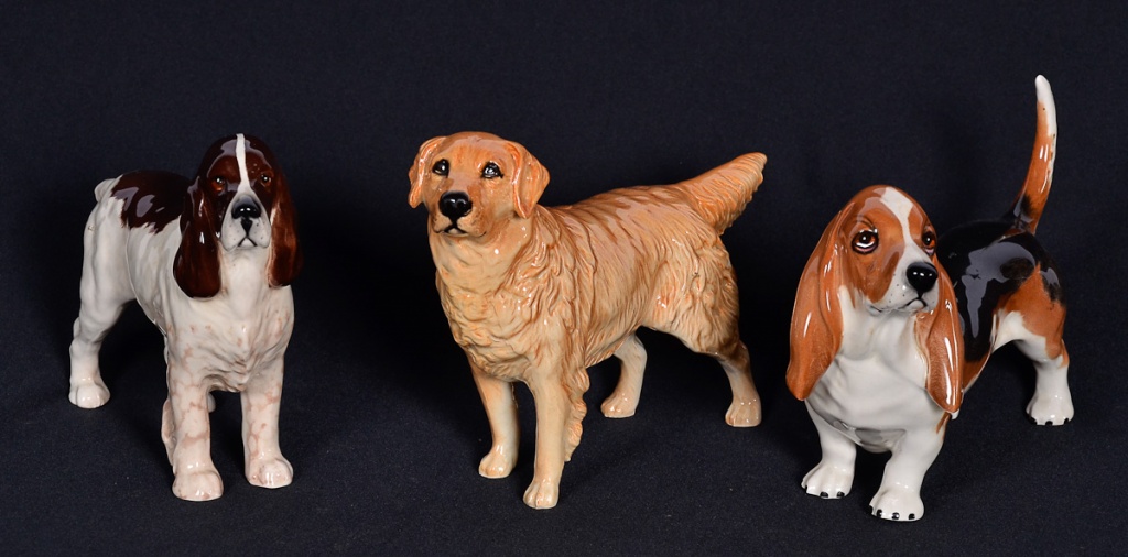 Tres estatuetas de porcelana inglesa Beswick repres. cachorros, alt...