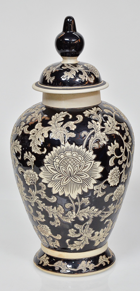 Potiche de porcelana chinesa preta com flores na cor bege, alt. 45 cm.