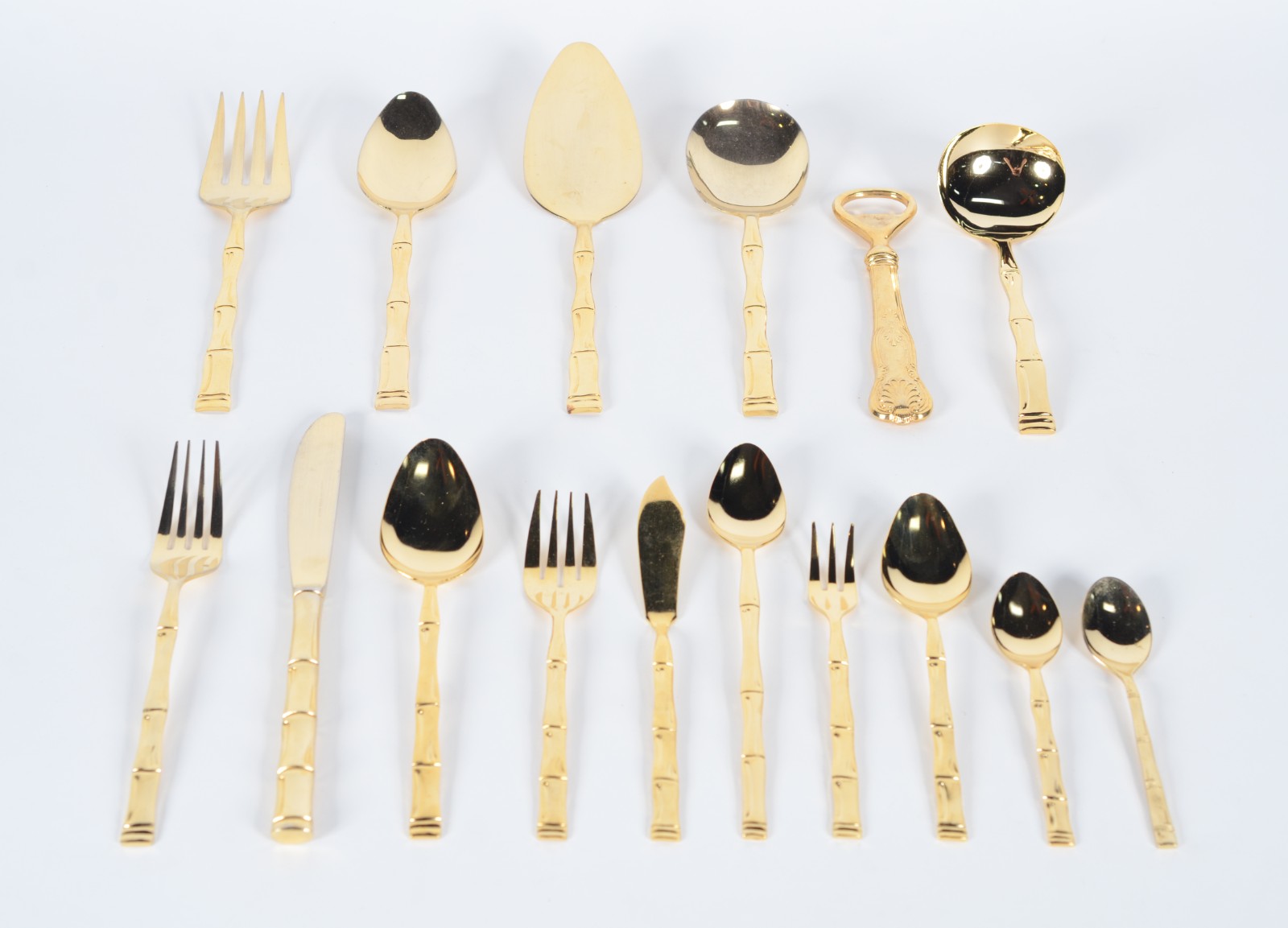 Faqueiro de metal dourado japonês composto de: 12 colheres, 12... - foto 1 de 10