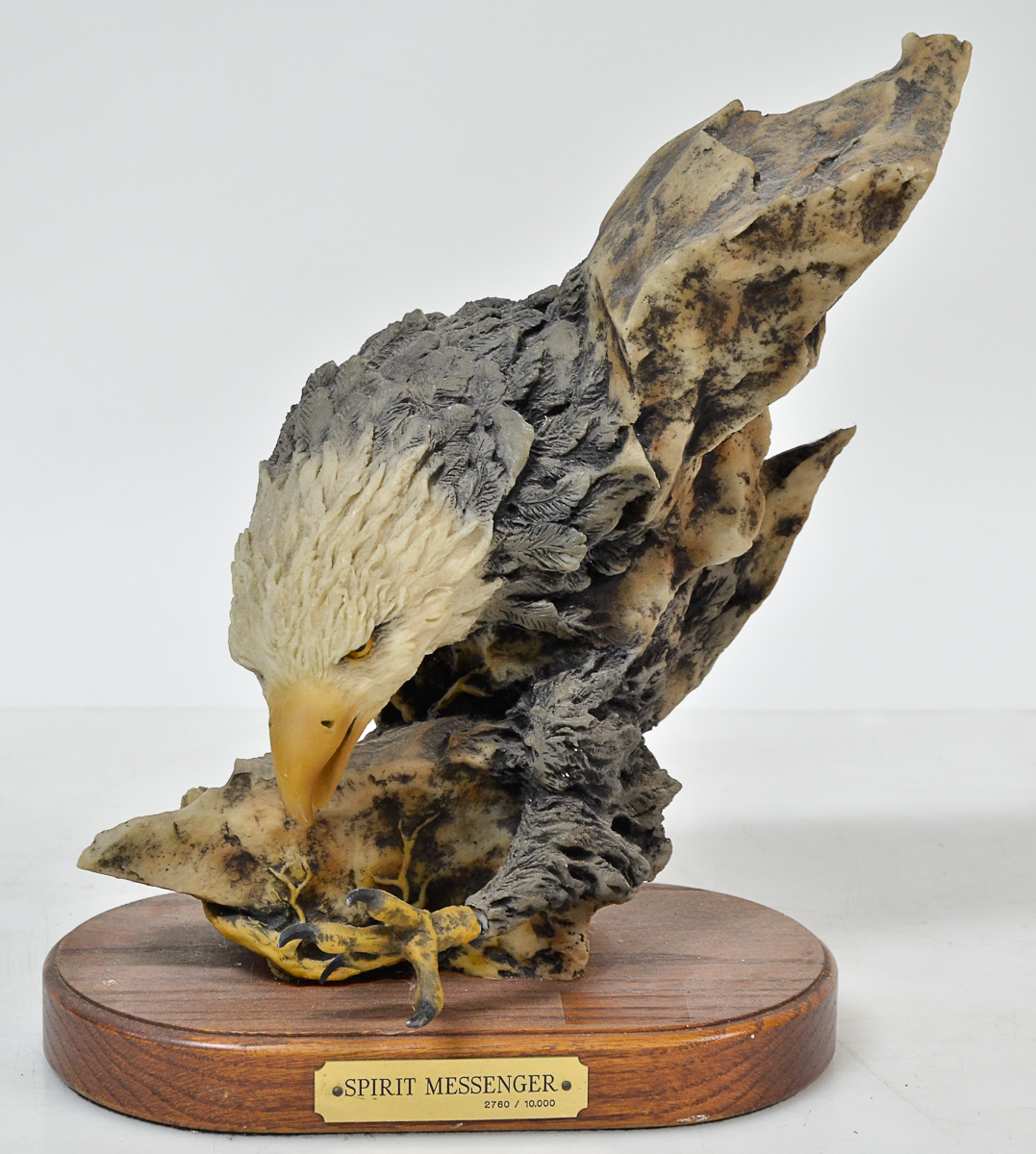 Estatueta de resina policromada reprs.Águia, alt.32 cm.
