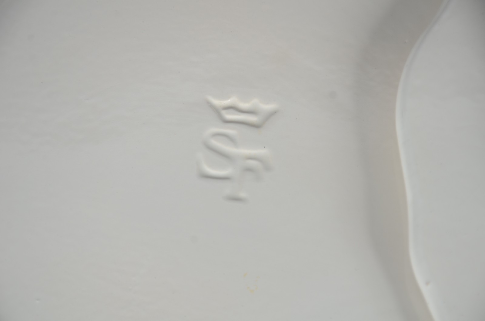 Serviço de jantar de cerâmica branca "Secret de Famille" composto de... - foto 10 de 10
