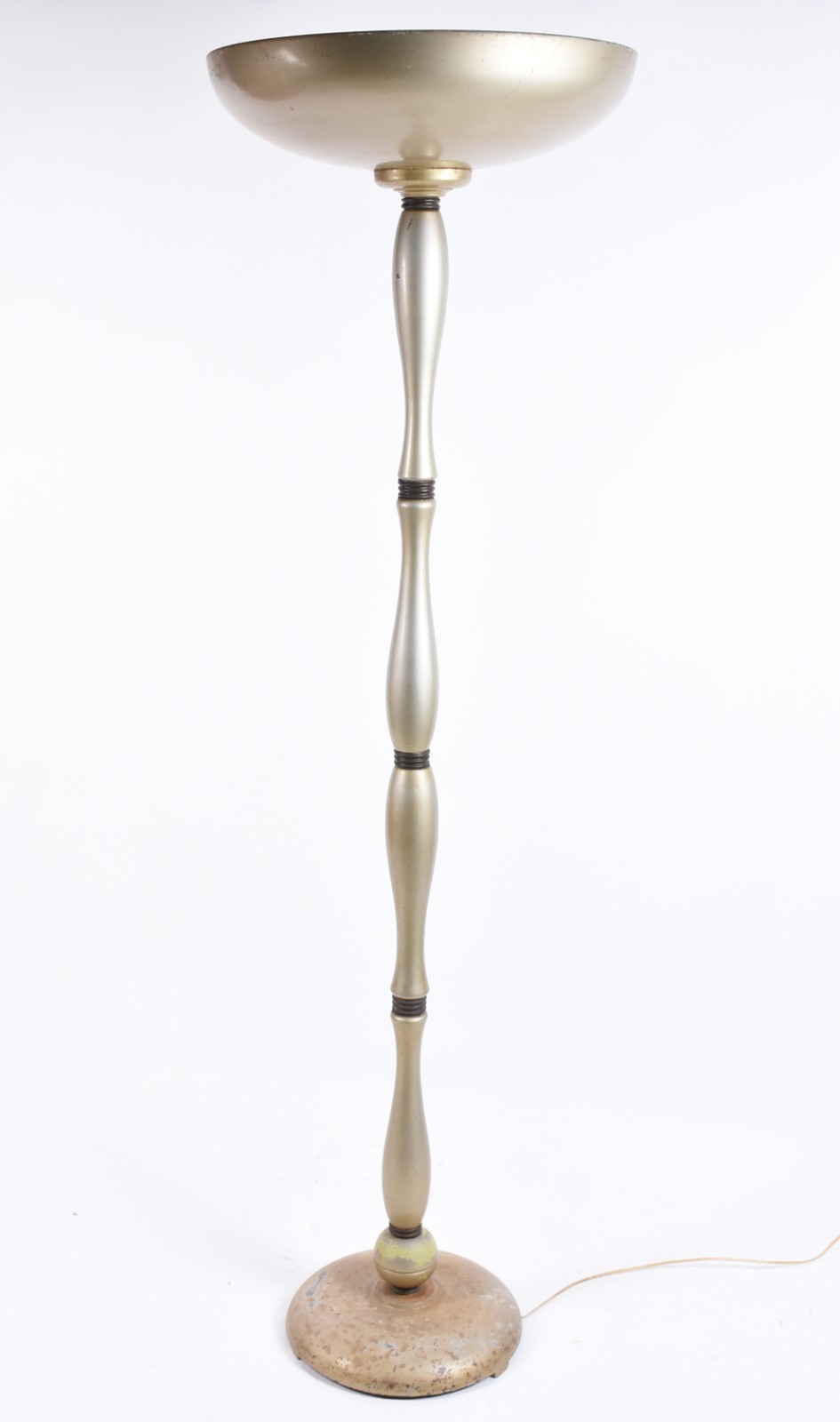 Luminária de pé alto de metal patinado, anos 60. (base com oxidações). - foto 1 de 5