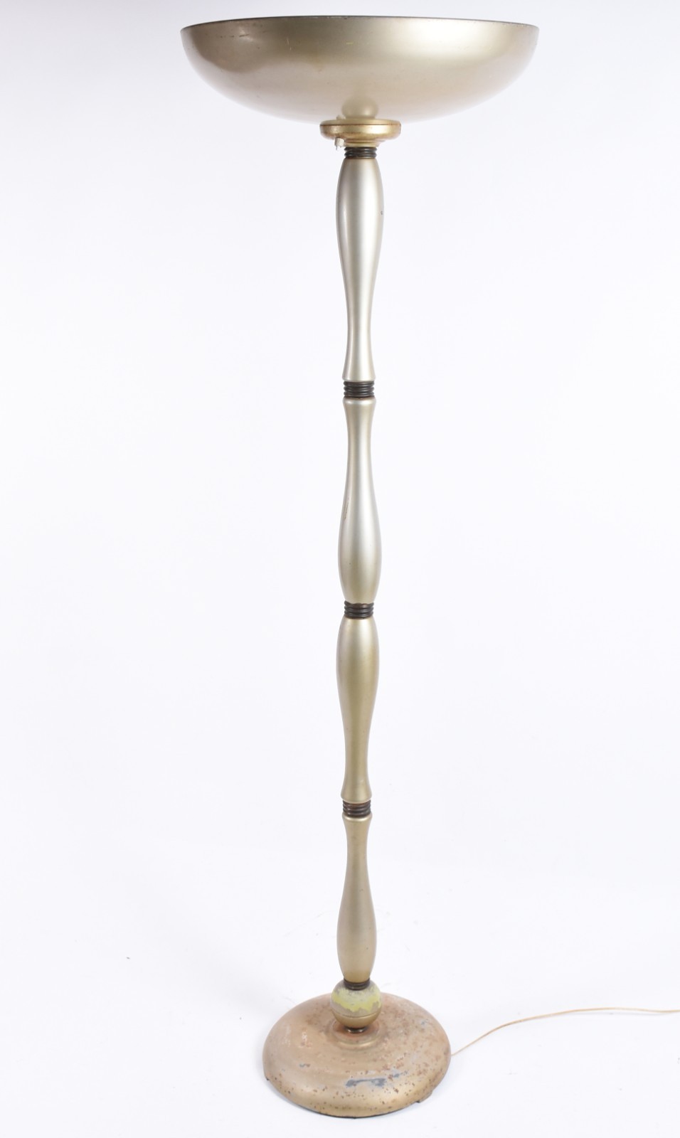 Luminária de pé alto de metal patinado, anos 60. (base com oxidações). - foto 2 de 5