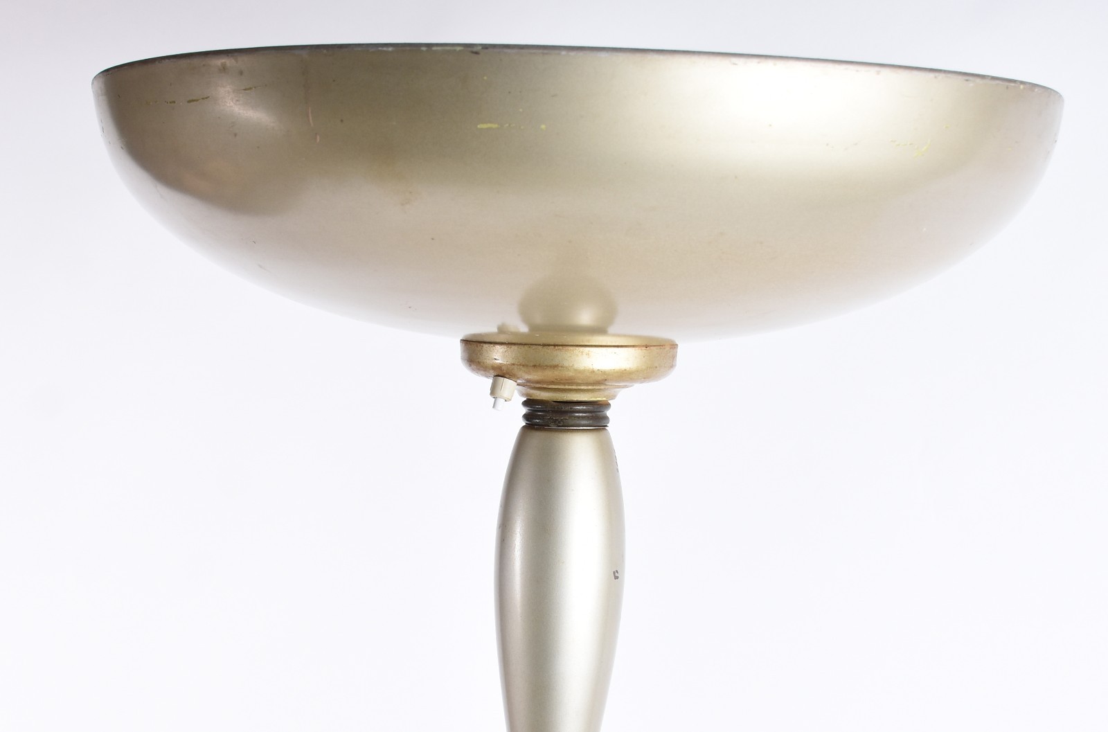 Luminária de pé alto de metal patinado, anos 60. (base com oxidações). - foto 3 de 5
