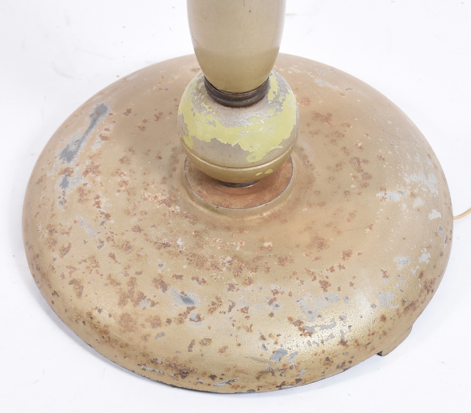 Luminária de pé alto de metal patinado, anos 60. (base com oxidações). - foto 4 de 5