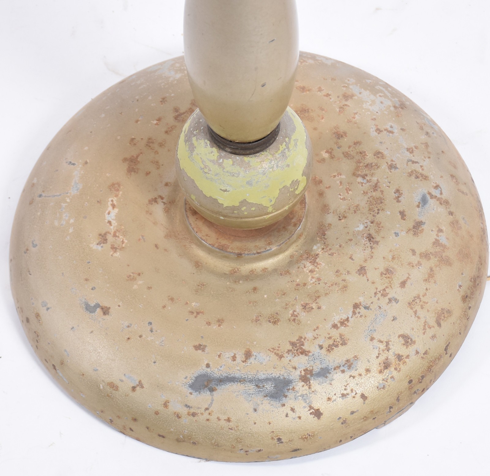 Luminária de pé alto de metal patinado, anos 60. (base com oxidações). - foto 5 de 5