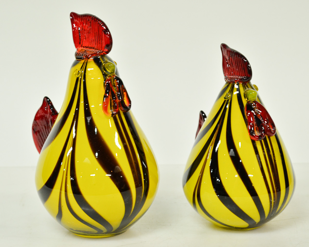Par de galinhas de murano policromado, alt.20 e 24 cm.
