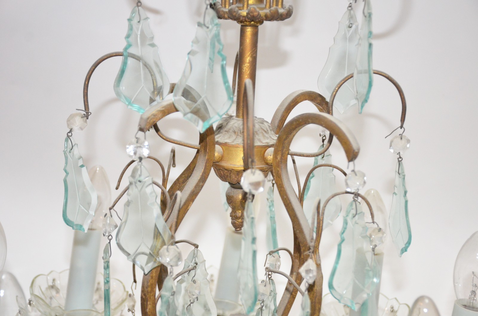 Lustre de metal dourado estilo Versailles, para 8 luzes, placas na... - foto 3 de 5