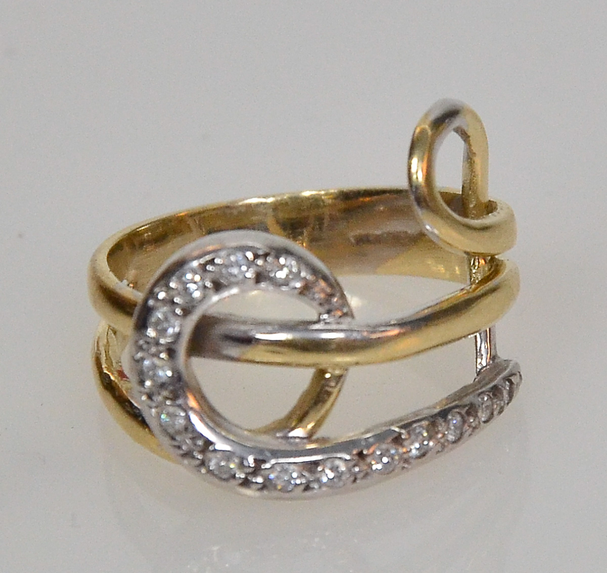 Anel de ouro 18 k com brilhantes, peso 6,2 g.