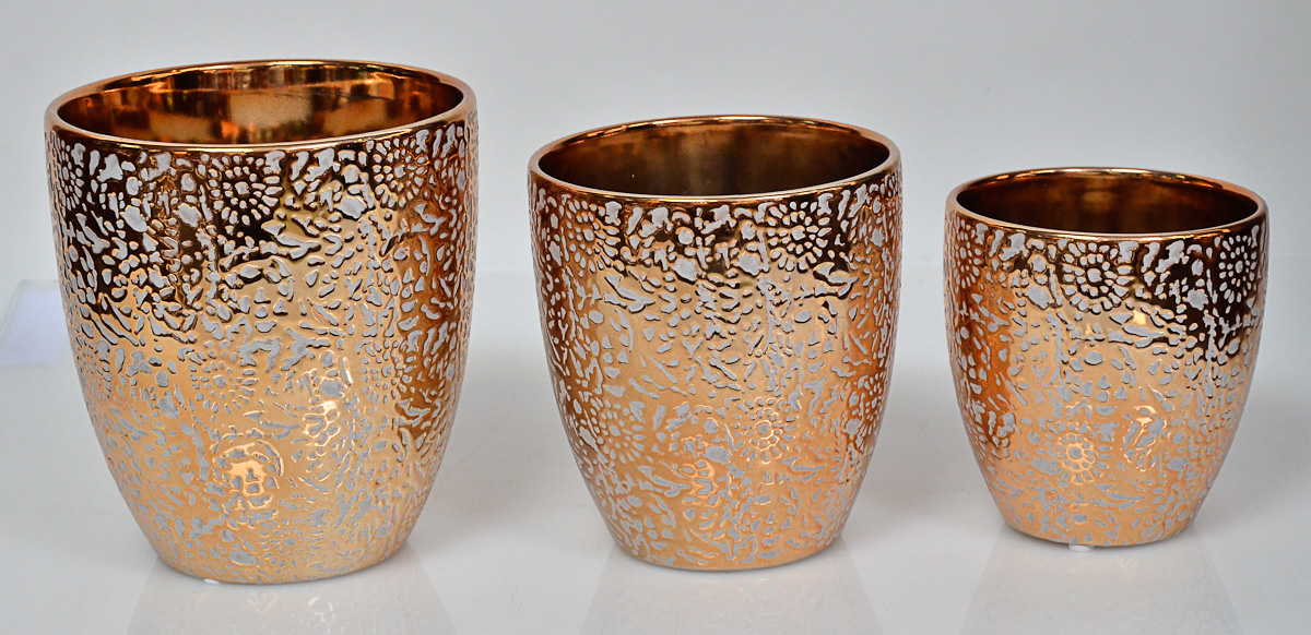 Conjunto com 3 cachepots de cerâmica dourada, alts.de 14 a 19 cm.