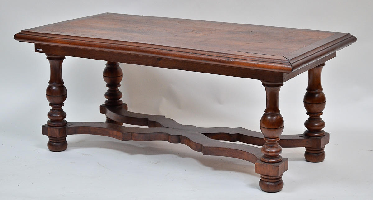 Mesa de centro de madeira nobre med. 54 x 1,03 alt. 43 cm.