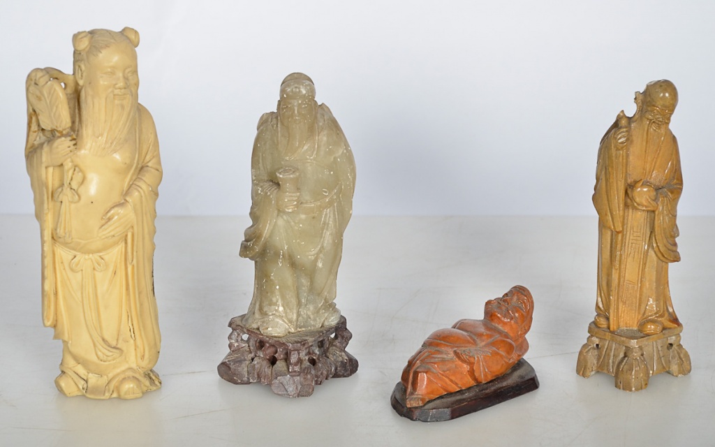 Tres estatuetas de porcelana repres.figuras masculinas, alts.14, 15 e...