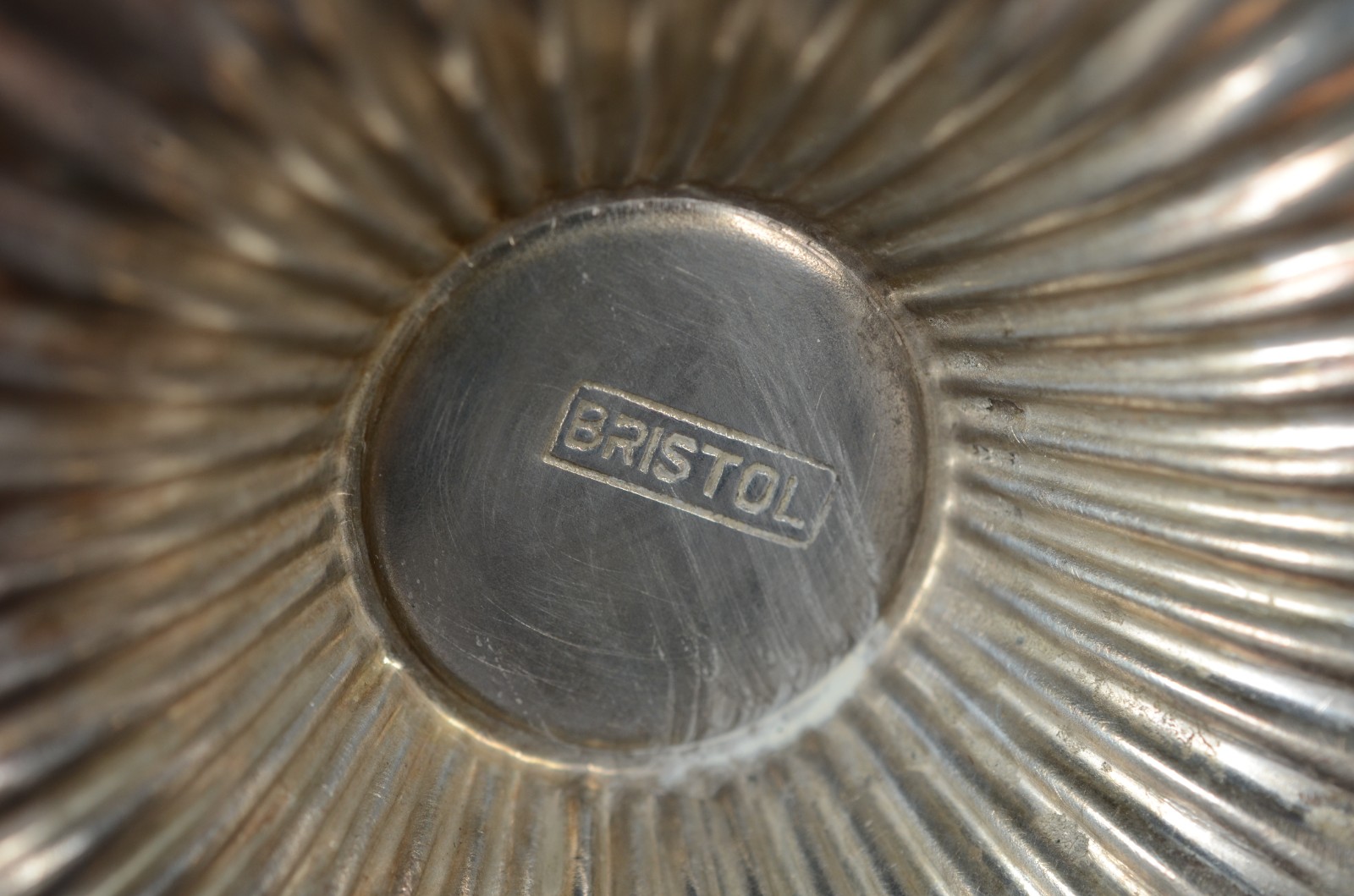 Oito castiçais diversos de metal. Com desgastes. - foto 9 de 11
