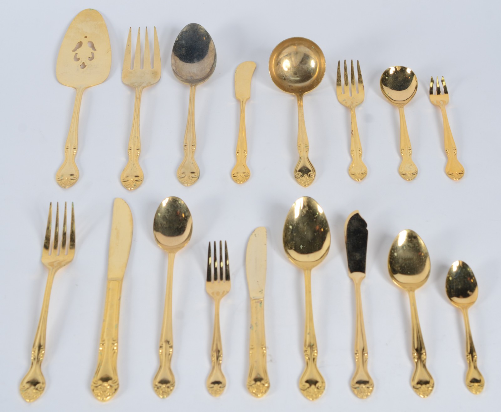 Faqueiro de metal dourado composto de: 12 garfos, 12 colheres, 12... - foto 1 de 9