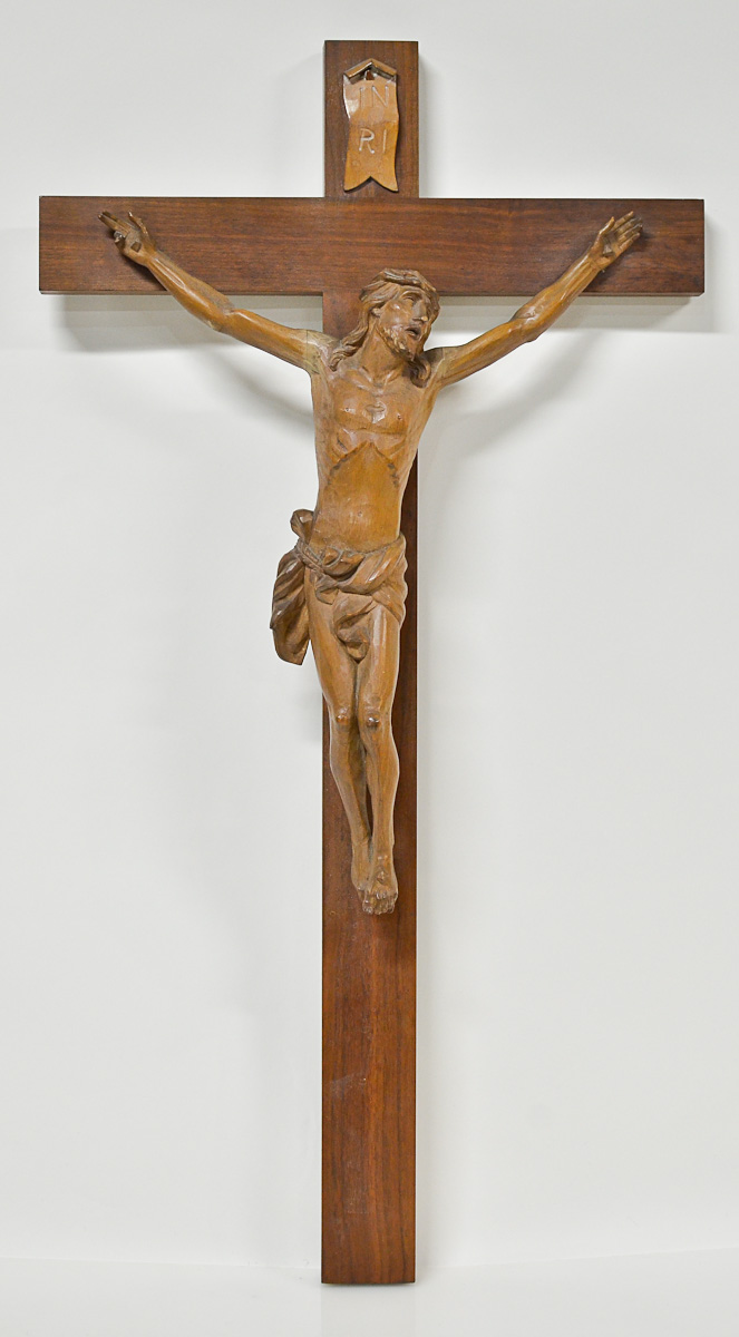 Crucifixo de madeira nobre com figura de Cristo entalhada, alt. 80 cm.