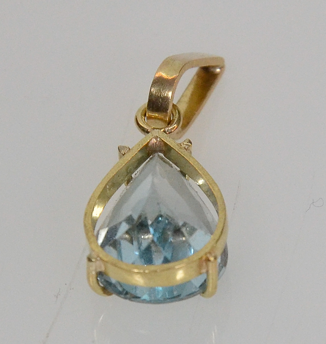 Pendente de ouro com água marinha, peso 4,3 g.