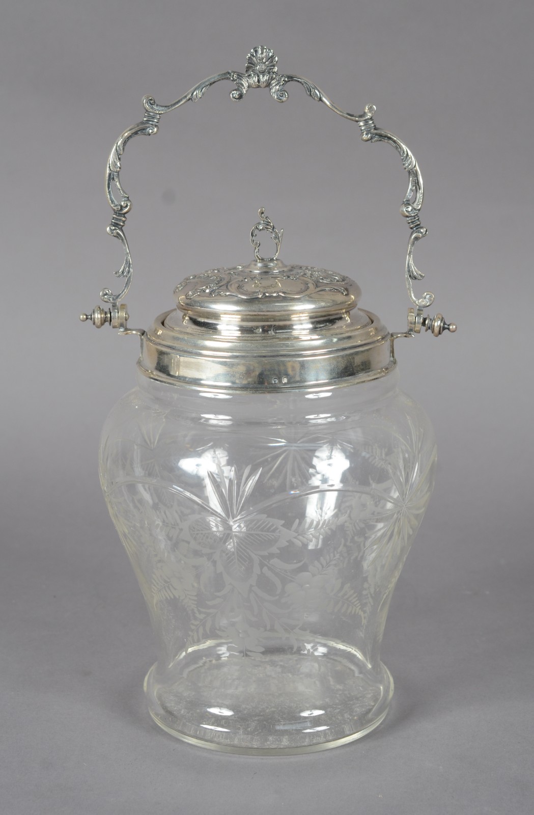 Bomboniere de cristal lapidado e lavrado com flores, tampa e alça de... - foto 1 de 9