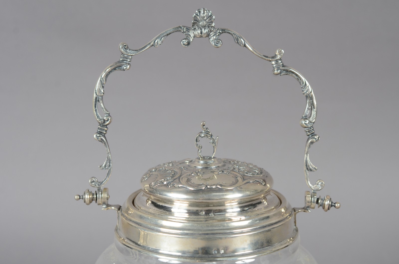Bomboniere de cristal lapidado e lavrado com flores, tampa e alça de... - foto 2 de 9