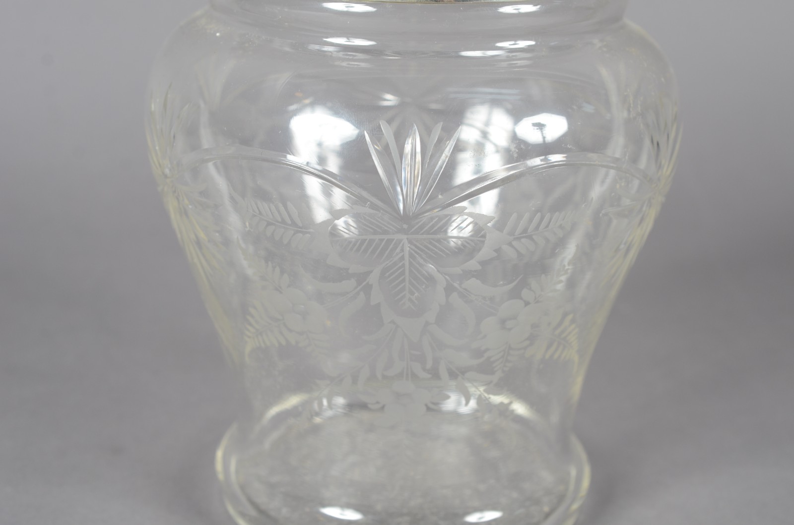 Bomboniere de cristal lapidado e lavrado com flores, tampa e alça de... - foto 5 de 9