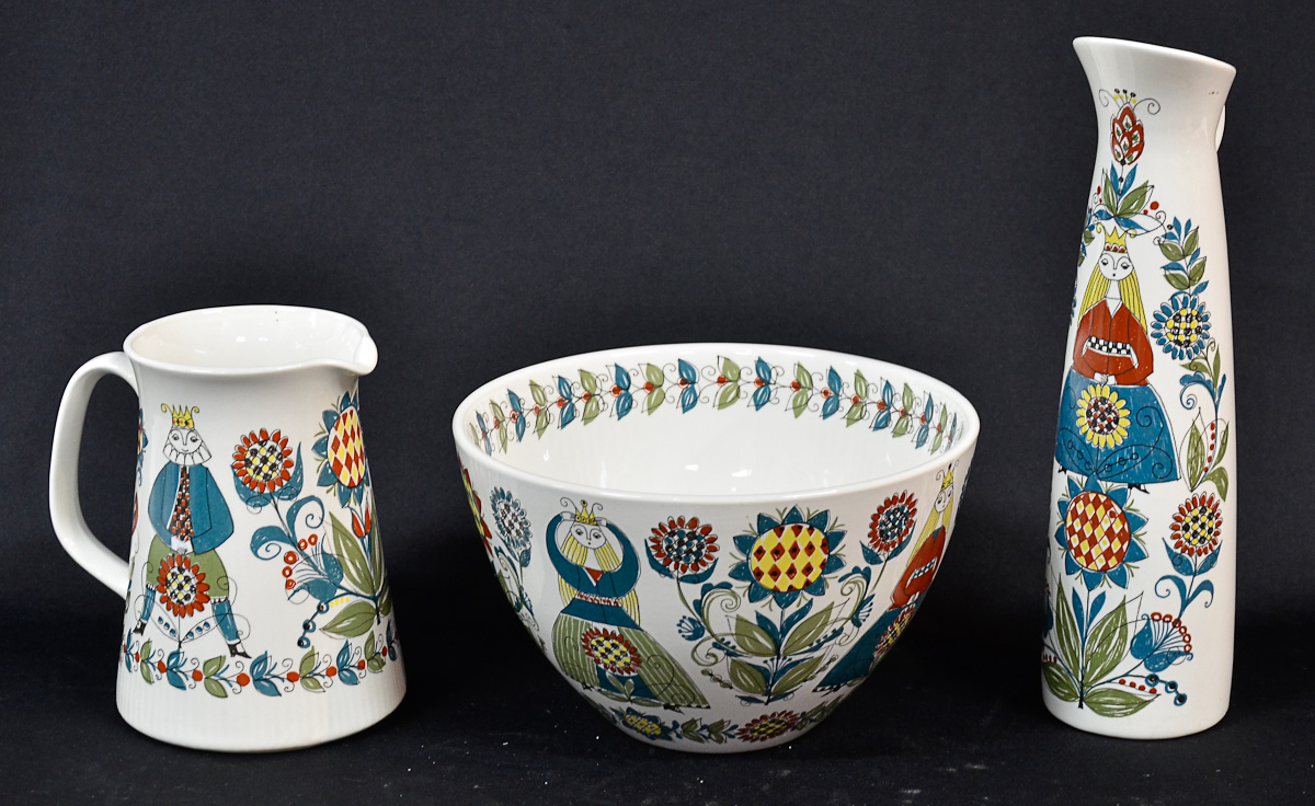 Tres peças diversas, sendo: jarra (alt.16 cm), vaso (alt.30 cm) e...