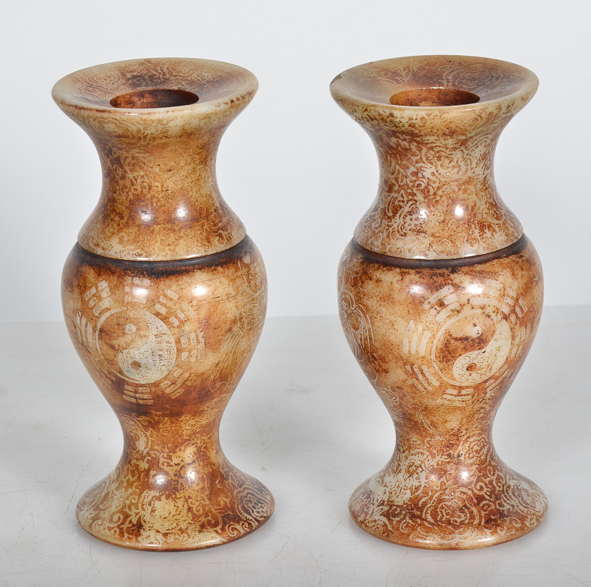 Par de vasos de pedra dura chinesa, alt.17 cm.
