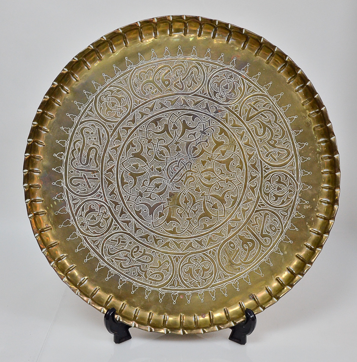 Bandeja turca de metal dourado, diam. 51 cm.