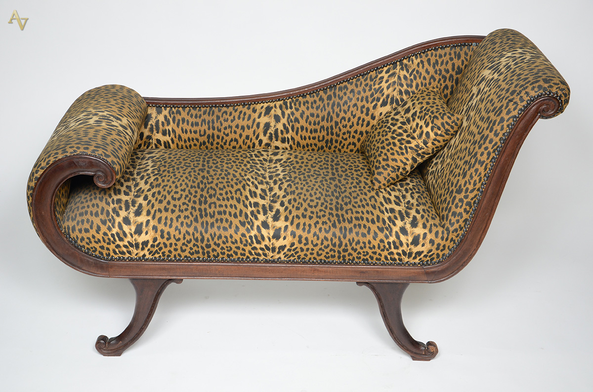 Recamier de madeira nobre forrado com tecido "animal print"...