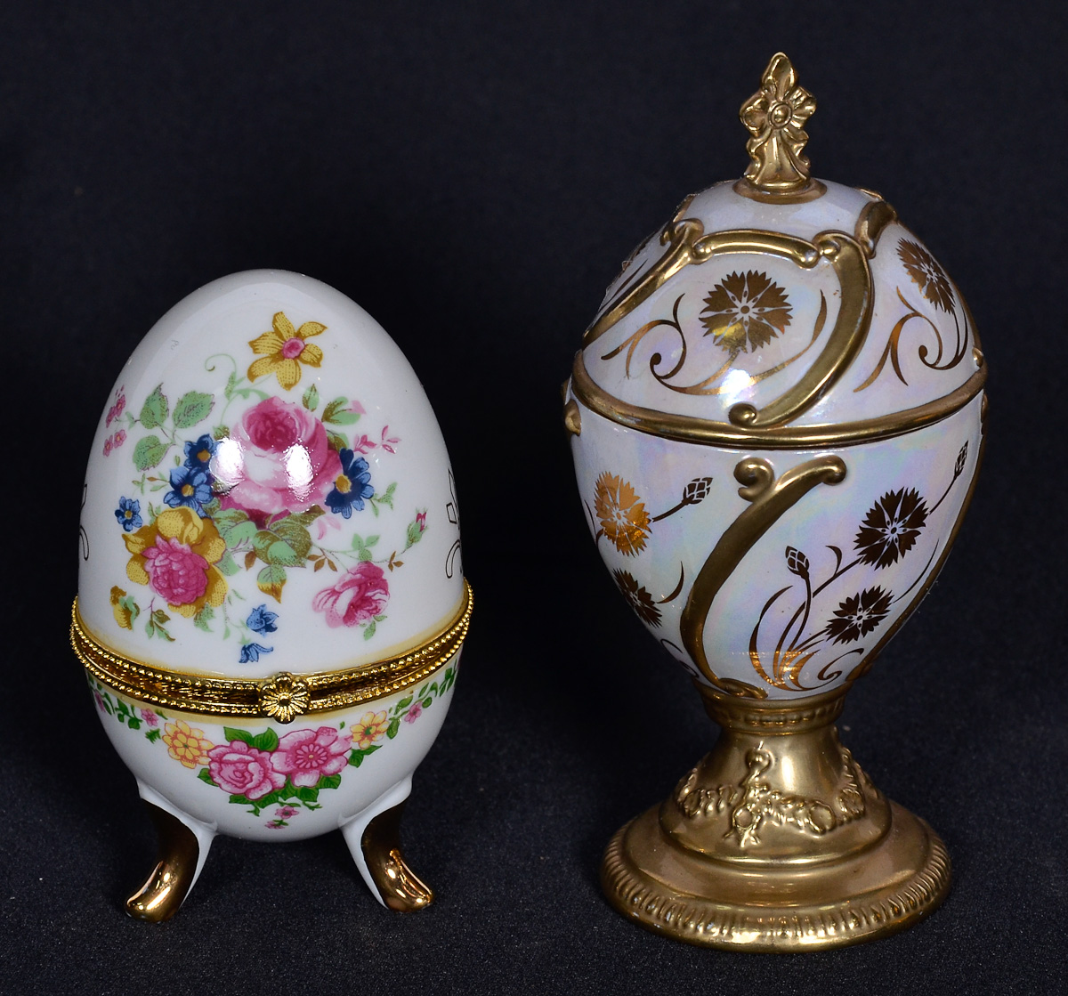 Dois ovos de porcelana marcas Fabergé e Limoges, alts.10 e 13 cm.