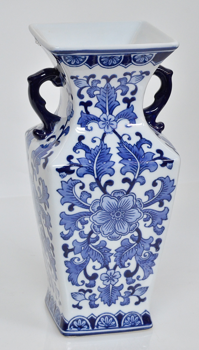 Vaso de porcelana oriental azul e branca, alt. 31 cm.