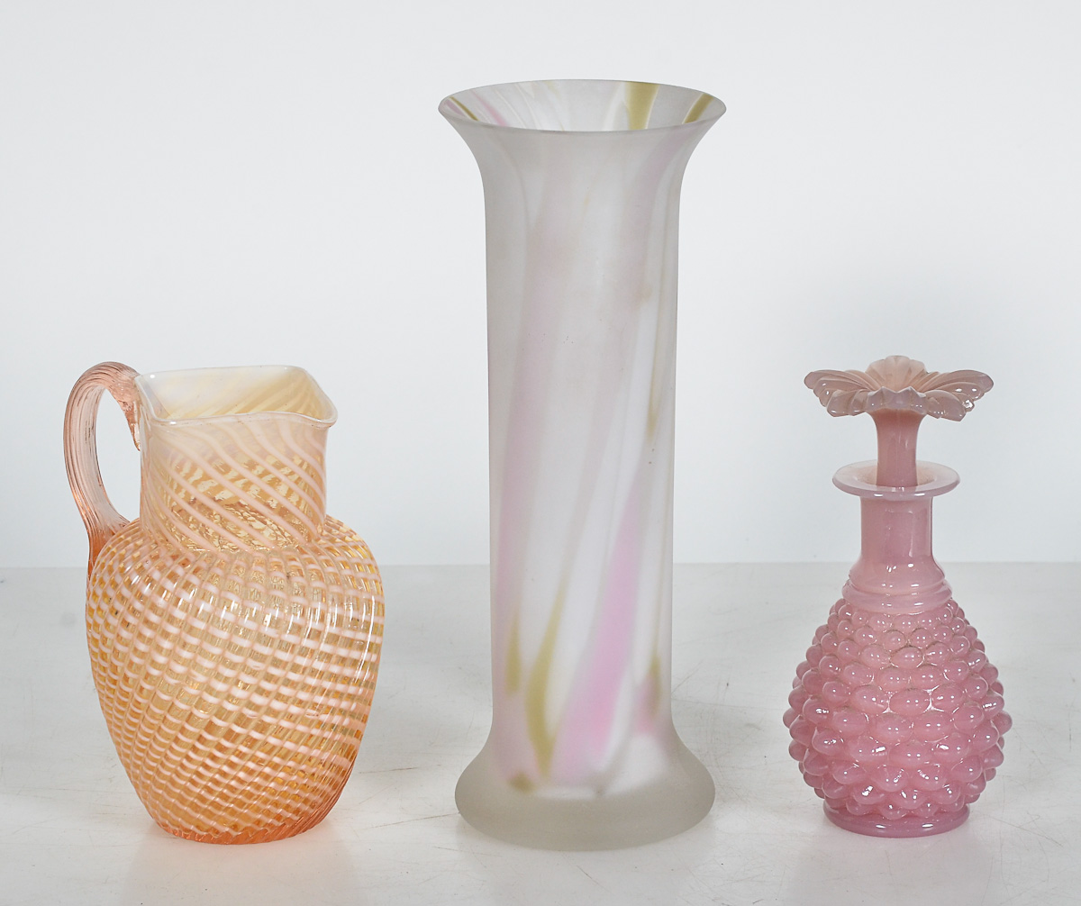 Tres peças diversas de vidro, sendo pequena jarra, vaso e perfumeiro...