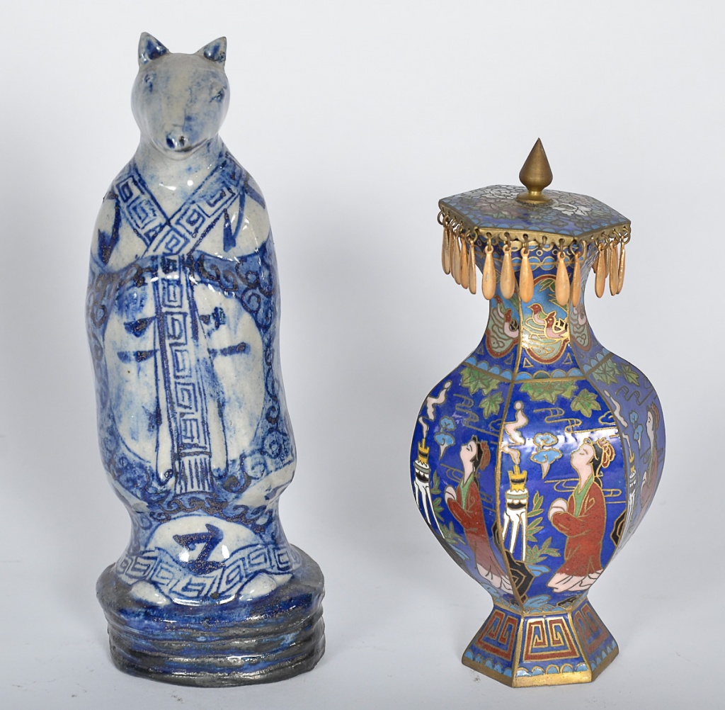 Figura oriental de cerâmica azul e branca e caixa de cloisone, alts...