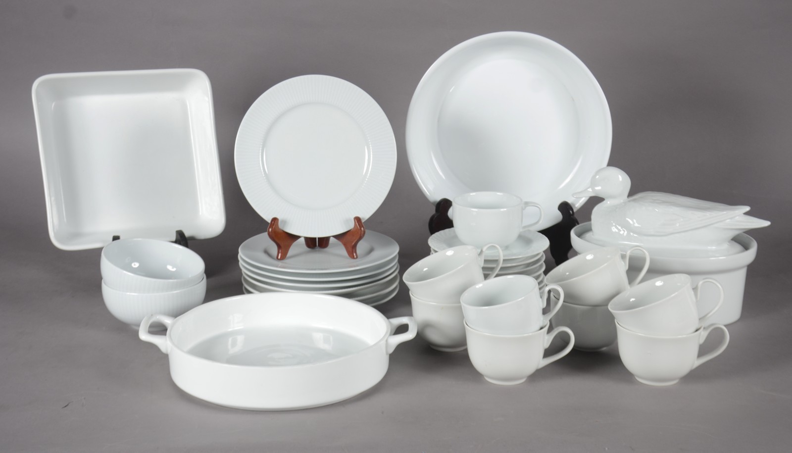 Diversas peças de porcelana branca, sendo: 8 xícaras com pires; 7... - foto 1 de 9
