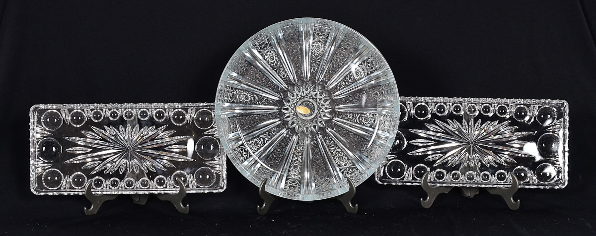 Tres pratos de cristal, sendo um redondo e 2 retangulares, diam.28 e...