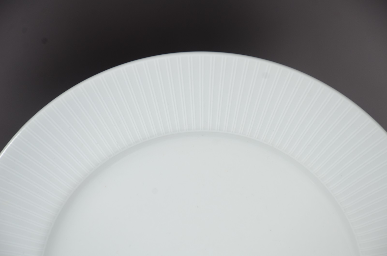 Diversas peças de porcelana branca, sendo: 8 xícaras com pires; 7... - foto 2 de 9