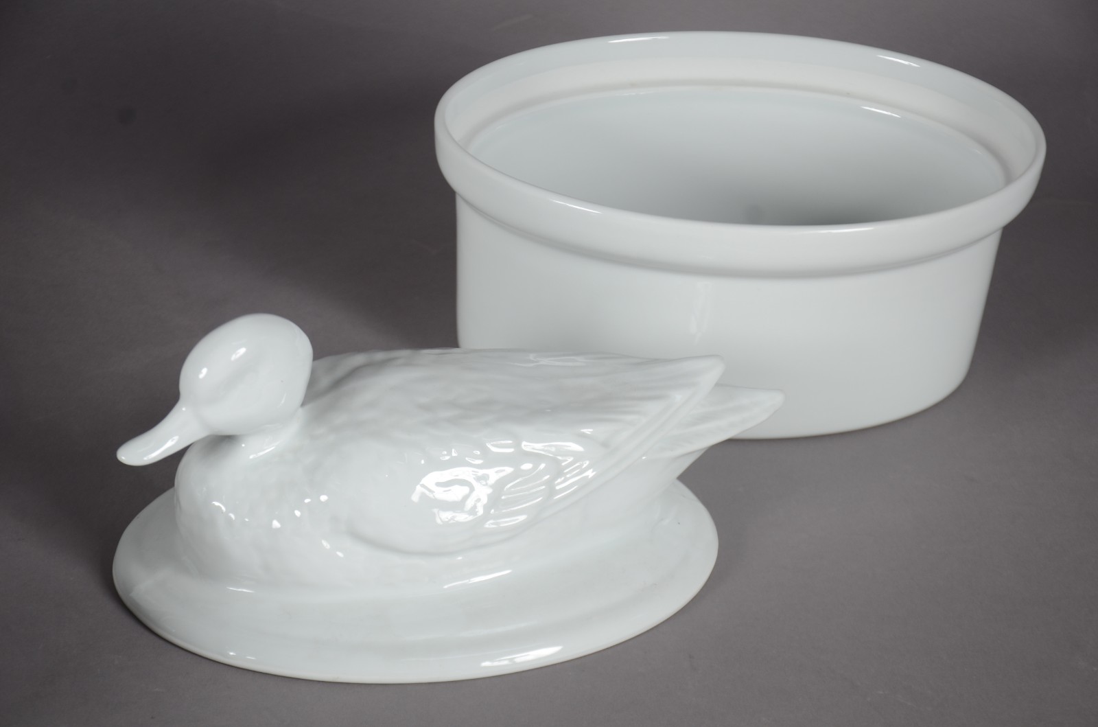 Diversas peças de porcelana branca, sendo: 8 xícaras com pires; 7... - foto 3 de 9