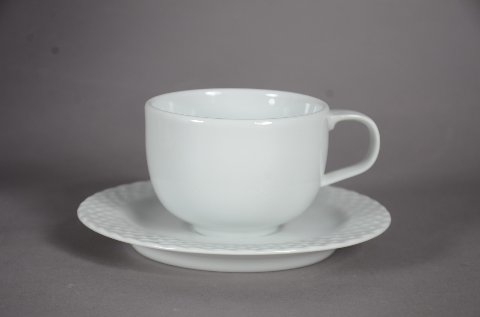 Diversas peças de porcelana branca, sendo: 8 xícaras com pires; 7... - foto 4 de 9