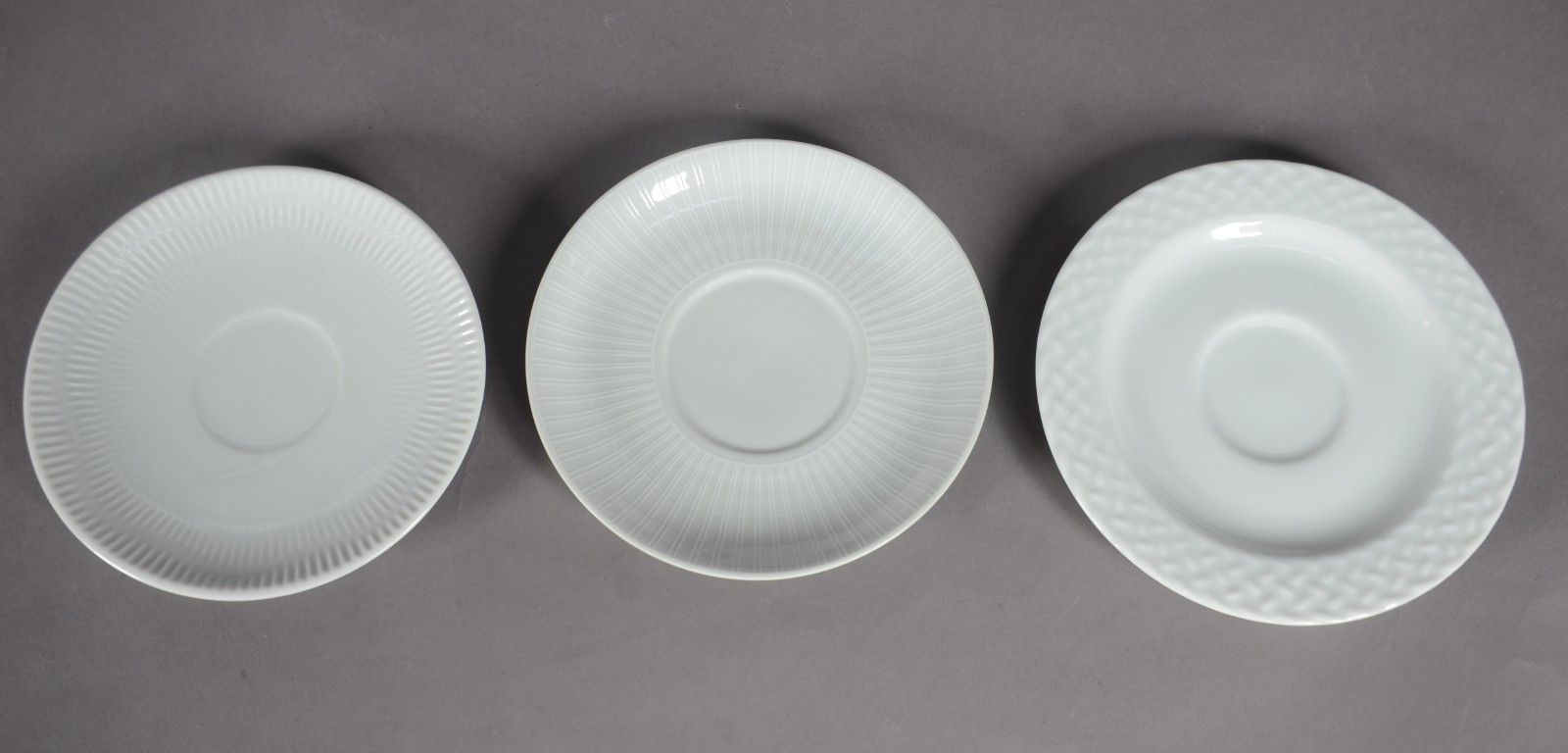 Diversas peças de porcelana branca, sendo: 8 xícaras com pires; 7... - foto 5 de 9
